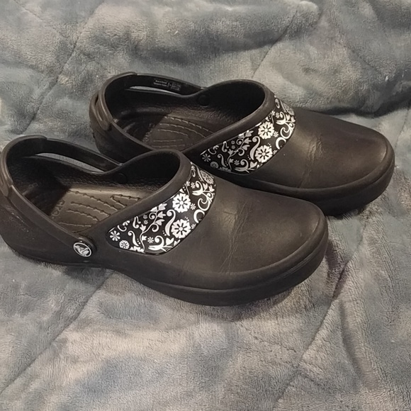 black flower crocs